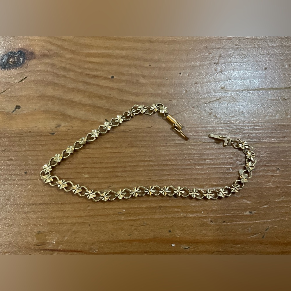 Vintage solid 14k yellow gold diamond shaped and diamond cut bracelet.